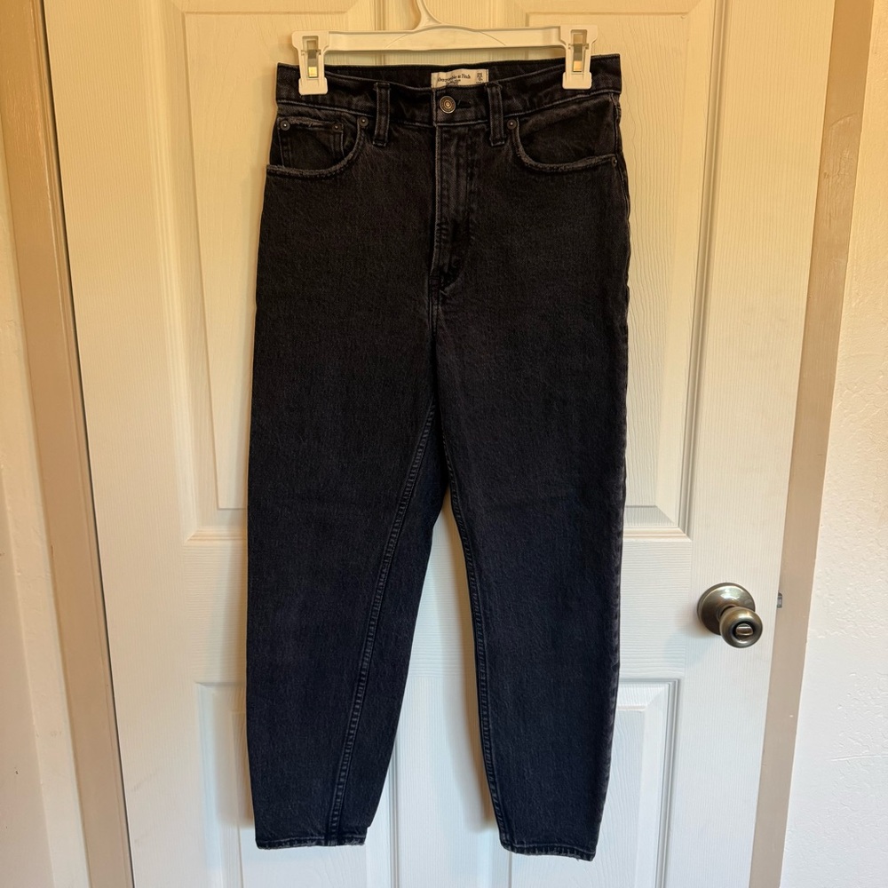 Abercrombie and Fitch Women’s black 80’s mom High Rise Jeans size 25 short